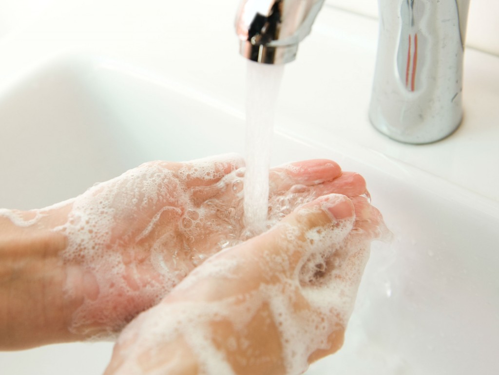 Helpling-Handhygienetag-Haende_waschen-Seife-Bakterien